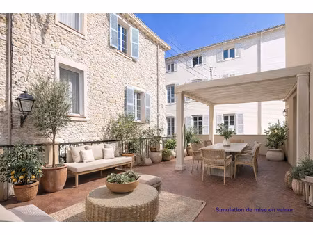 vieil antibes  2 pièces  43 m2 terrasse au calme  bien authe