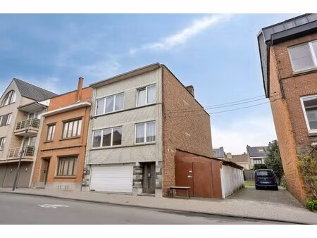 investeringskans: 2 appt & 2 garages+ grond 3 appt vergund