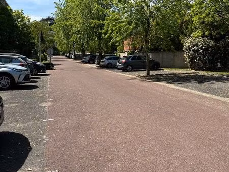 parking extérieur dans résidence sécurisée