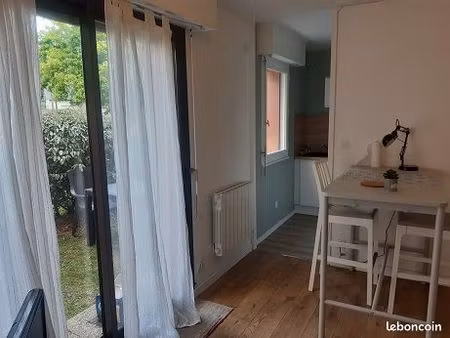 studio 28 m² meublé avec jardinet et parking  400 mètres de la station métro courrouze
