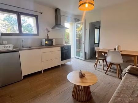 t2 meublé 28m² – terrasse – stationnement – charges incluses (électricité comprise)– calme