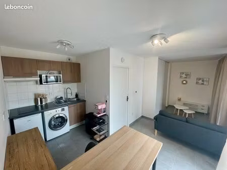 t1 meublé rénové 32 m² • espace nuit séparé • grand balcon • parking