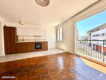 grand t2 refait à neuf