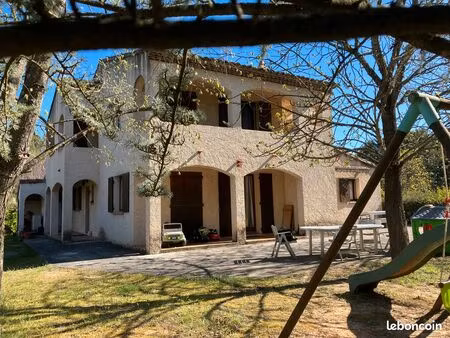 jouques : propriété avec 3 appartements 312 m² hab. sur 4 078 m² + piscine