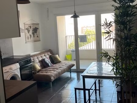 t2 quasiment neuf en plein cœur de la joliette avec vue sur la bonne mere et la mer/ile de