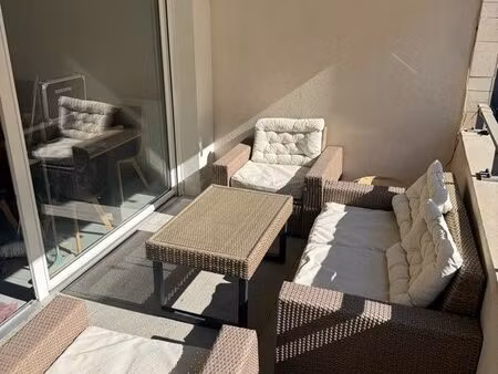 studio meublé avec terrasse baille / timone