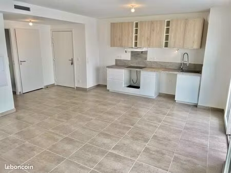 t3 standing  terrasse 25m2  vue notre dame de la garde  2 parkings