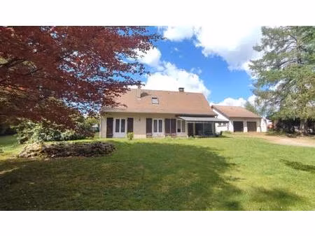 charmante maison dans beau quartier de lanobre 15270