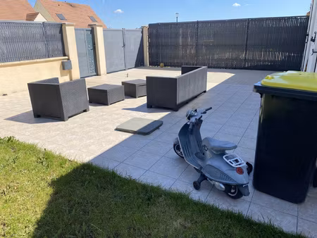 maison récente  un grand séjour et trois chambres.