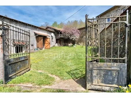 maison entièrement à rénover de 115 m2  terrain de 2 673 m2  3 chambres  220 m2 de dépenda