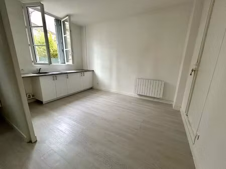 studio entièrement rénové 19 m2 proche rer e nogent le perre