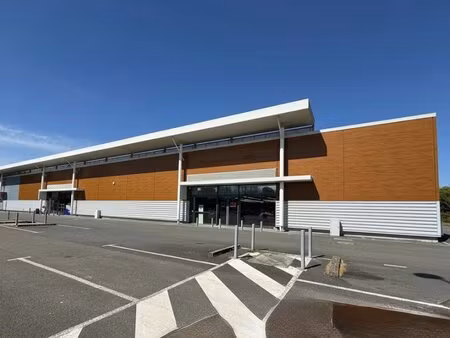 à louer local commercial 482 m² – 4 020 € |chantonnay