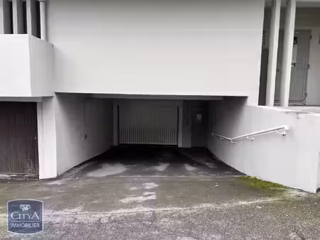 parking à louer 12 m² - saint-quentin (02) - 46€