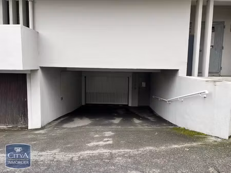 parking à louer 12 m² - saint-quentin (02) - 46€