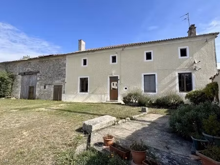 vente maison 10 pièces 254 m² à pioussay (79110)  144 900 €