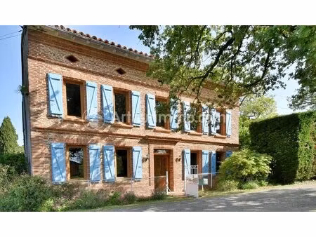 maison de caractère située dans un cadre paisible de saint-jean-lherm avec 6 chambres et p