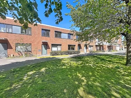 recente energiezuinige gezinswoning met 3 slaapkamers  gezellige tuin en carport .