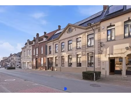 statig herenhuis in het centrum van ingelmunster