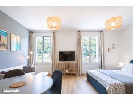 grand studio meublé cosy et lumineux vue panoramique sur quai de l’odet et mont frugy