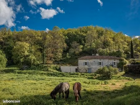 maison quercynoise dans un hameau