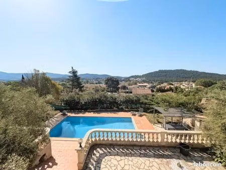 villa familiale t8  vue  piscine et appartement