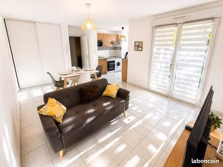 t2 meublé dans résidence sécurisée avec parking et terrasse