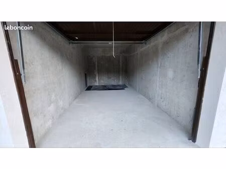 a louer garage fermé 1 mai au 15 décembre