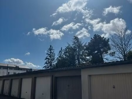 garage fermé sécurisé près de la ligne 1 du tram a louer