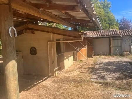location écurie privée – 3 box + carrière + pré 3 500 m²