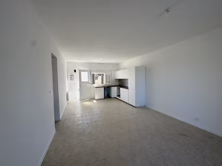 t3 rénové avec terrasse rez de chaussee parking - disponible