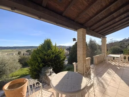 villa de plain pied en position dominante avec vue .