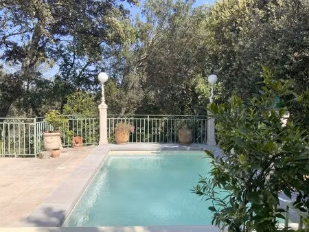 villa de 175 m2 entourée de nature sur un terrain de 4900 m2.