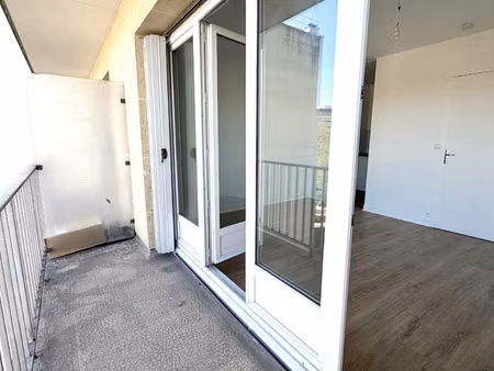 ** apprt studio avec balcon cave et garage **