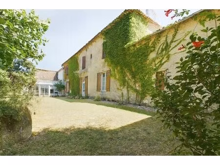 propriété en position dominante avec 3 logements  environ 18 hectares- piscine