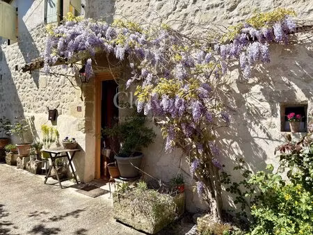 charmante maison de village médiévale avec 3 chambres  riche en caractère et en histoire