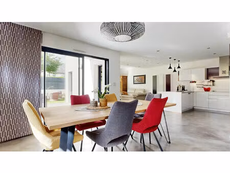 maison contemporaine d'environ 181m²