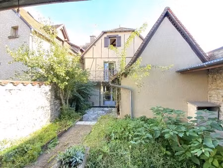 charme & rentabilité : rare propriété médiévale au coeur du quercy