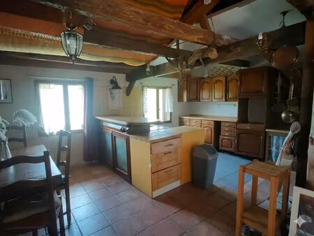 authentique maison en pierre avec bolet et four à pain