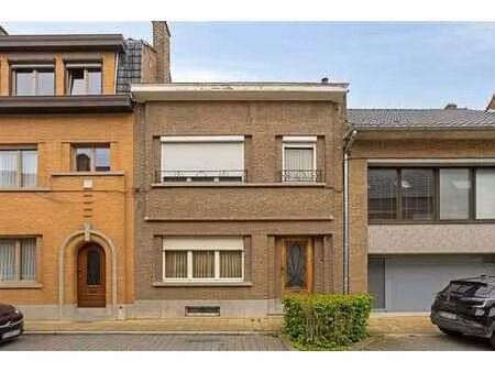 maison à rénover avec 3 chambres  grenier et beaucoup de pot