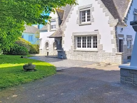 trés belle maison d'architecture dans un parc arboré