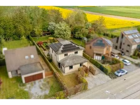 maison spacieuse et économe en énergie avec jardin verdoyant