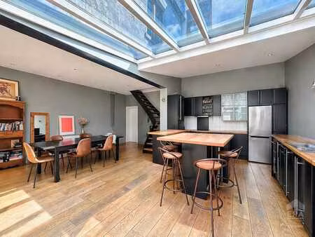 lumineux duplex 2ch en plein centre - proche des commodités