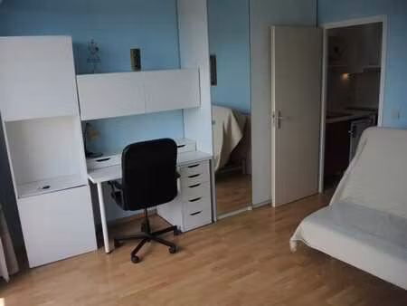 studio à ixelles avec balcon orienté sud et vue dégagée