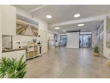 propriété commerciale prête à emménager (125 m²) dans un emp