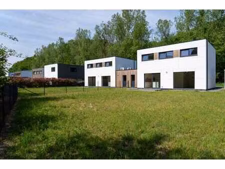 maison neuve contemporaine avec panneaux à rochefort