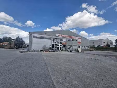 a vendre à perwez : entrepot de +/- 800m²