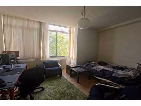 studio 32 m2 quartier louise dans petit immeuble 4 étages