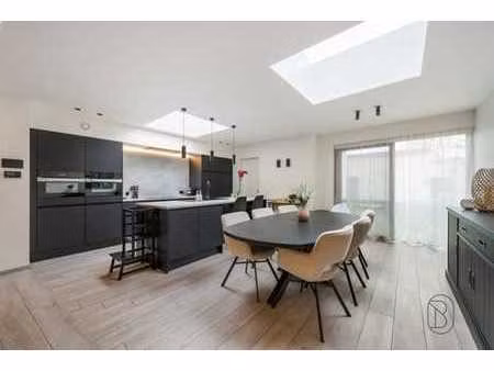 maison rénovée avec jardin au centre