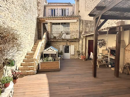 maison de village avec garage  studio et un extérieur de 75