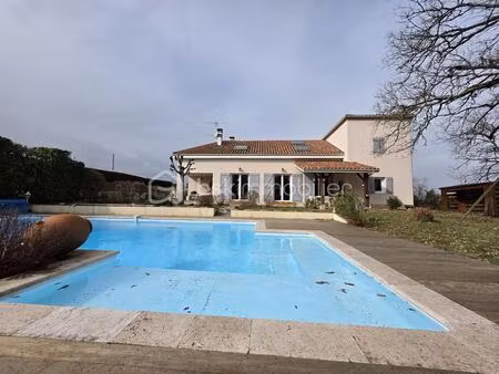 maison de 195 m² à sainte-colombe-en-bruilhois